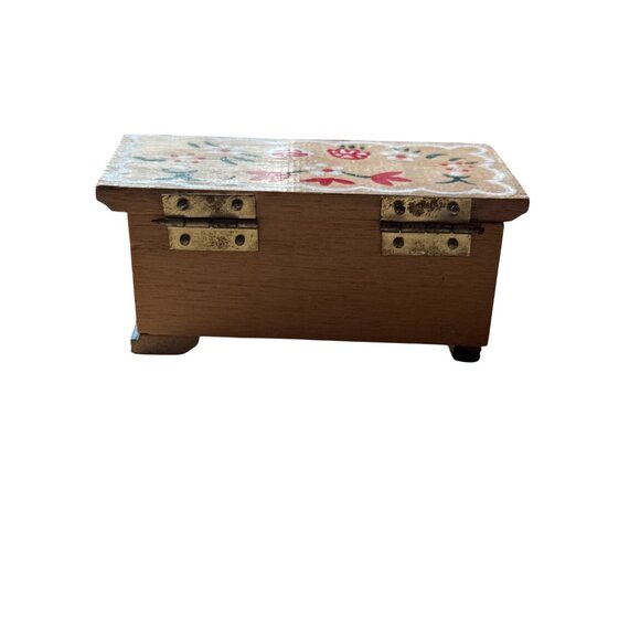 Dollhouse Miniature Vintage Wood Painted Chest Trunk Toy Chest 1:12 Scale - Picture 6 of 8